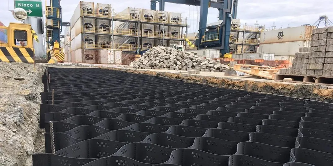Textured with Holes HDPE Geocell High Cellular Confinement System Honeycomb HDPE Geocell for Road Foundation Slope Protection Parking Lot Driveway Retaining Wall 6