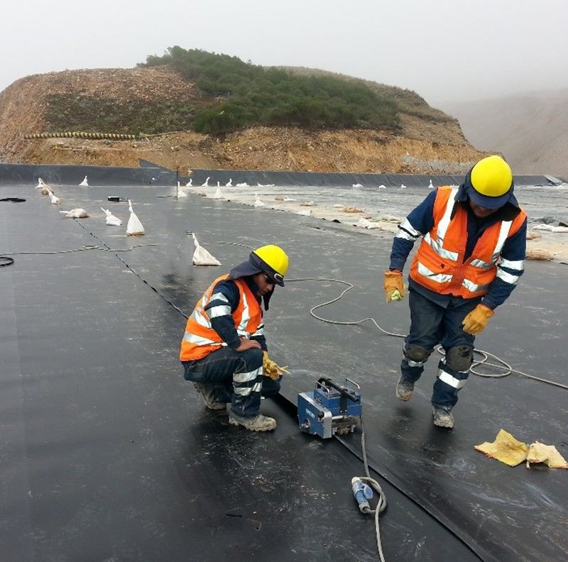 High-Density Polyethylene (HDPE) Geomembranes Black UV-Resistant Liners polyethylene pond liner for Landfill Containment 1.5mm Thickness Geomembrane 500N Tensile Strength​